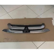 Решетка радиатора передняя Mitsubishi Outlander