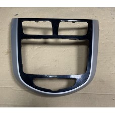 Рамка магнитолы Hyundai Solaris