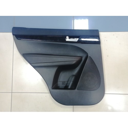 Обшивка двери задняя левая Kia Sorento Обшивка двери задняя левая Kia Sorento